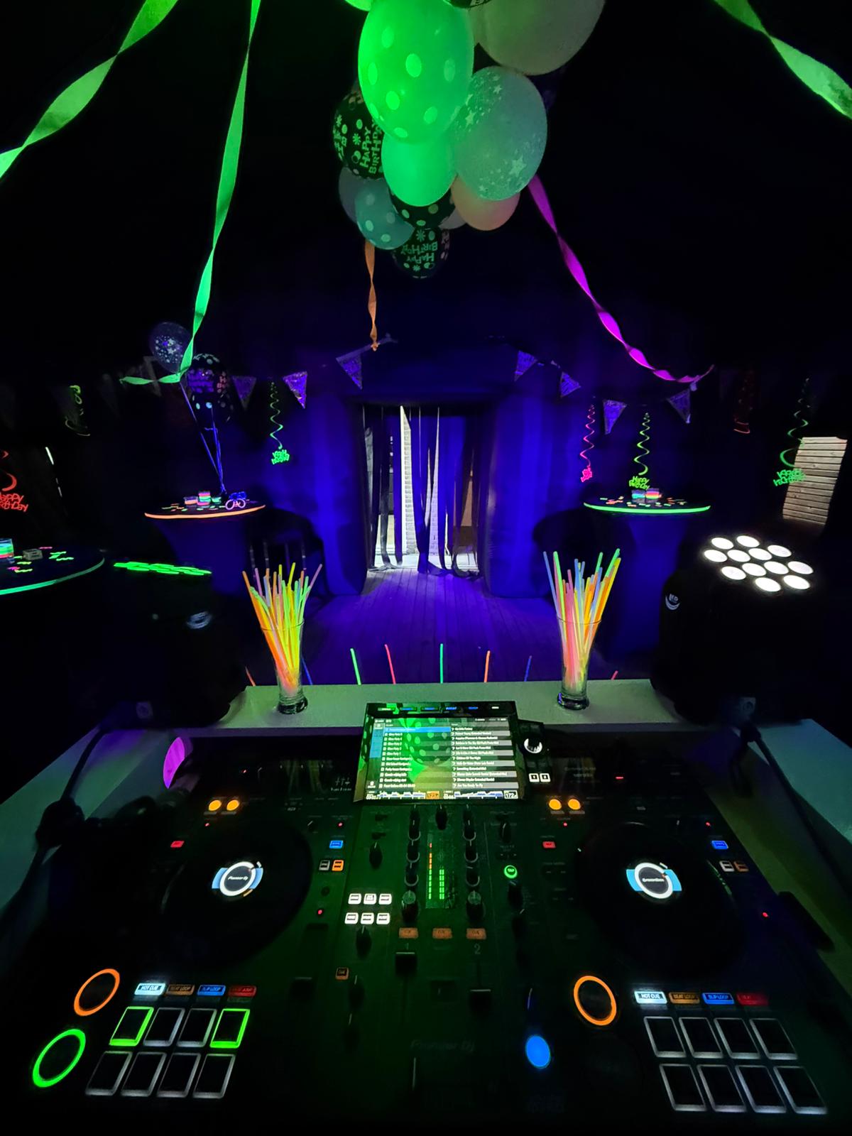 www.opblaasbarepartytenten.nl feest in neonlicht